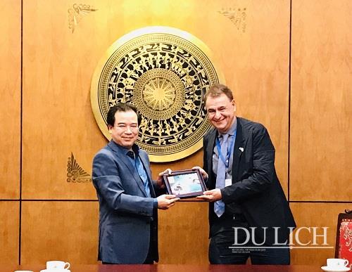 Phó Tổng cục trưởng TCDL Hà Văn Siêu tặng quà lưu niệm  Phó Chủ tịch EU-ABC Guy Apovy
